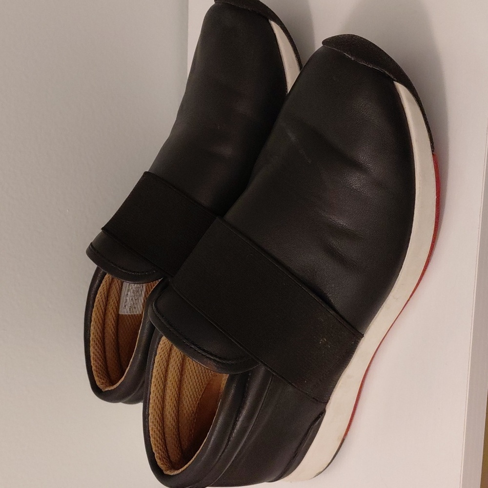 Vionic Slip On Loafer Leather Shoes. Size 6